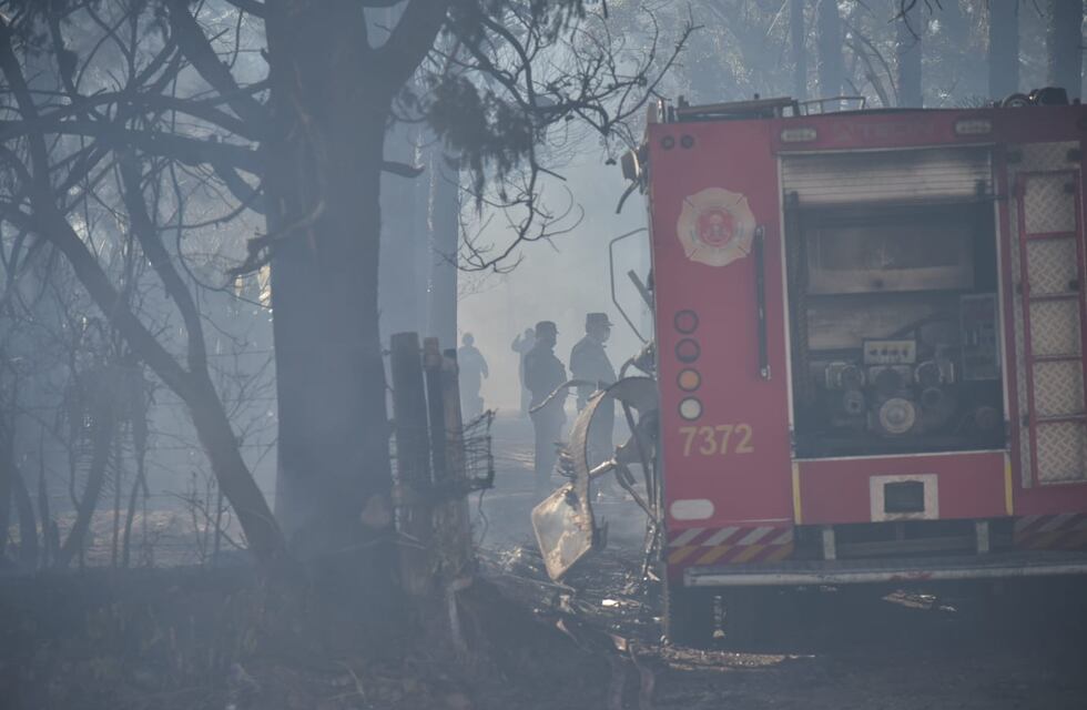 Bomberos de Córdoba rescataron a tres personas de un feroz incendio pero el fuego quemó la autobomba