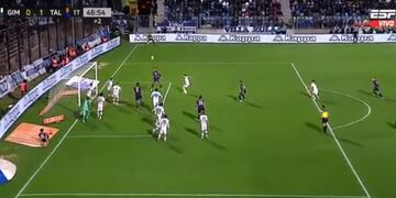 Jugada casi milagrosa en el área de Gimnasia en el último ataque de Talleres en el primer tiempo