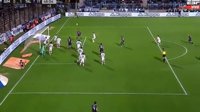 Jugada casi milagrosa en el área de Gimnasia en el último ataque de Talleres en el primer tiempo