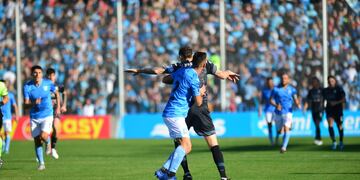 Penal. Agarrón en el área a Pablo Vegetti que el árbitro no vio. Y encima, amonestó al goleador (Javier Ferreyra / La Voz).
