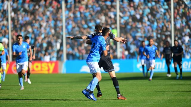 Penal. Agarrón en el área a Pablo Vegetti que el árbitro no vio. Y encima, amonestó al goleador (Javier Ferreyra / La Voz).