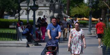 Calor en el centro de la ciudad de Córdoba. (José Hernández / La Voz)