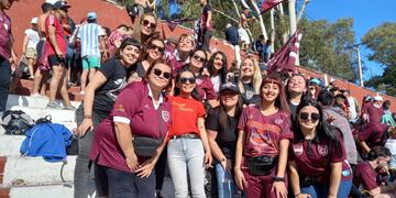 Las hinchada femenina de Luján Sport Club.