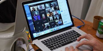 Dejó su micrófono abierto y protagonizó un escatológico momento en una clase de UNC. (Imagen Ilustrativa)