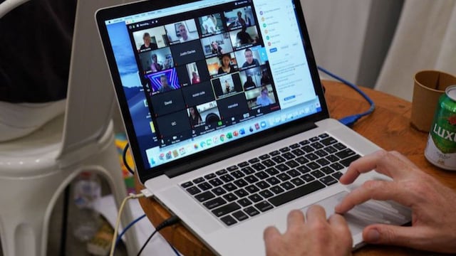Dejó su micrófono abierto y protagonizó un escatológico momento en una clase de UNC. (Imagen Ilustrativa)