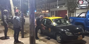 Taxista de Rosario denunció que pasajeros le dejaron una granada en su auto.