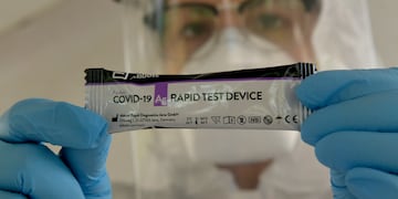 Mendoza 25 de Noviembre 2020  Sociedad
Testeos rapidos del Covid 19. Personal de la Salud realizan testeos en el Julio Le parc
hisopo test, enfermera, medico
tiempo, distanciamiento social, clima, frio , calor, verano, primavera , fila, banco, centrico, coronavirus, covid19 , pandemia,