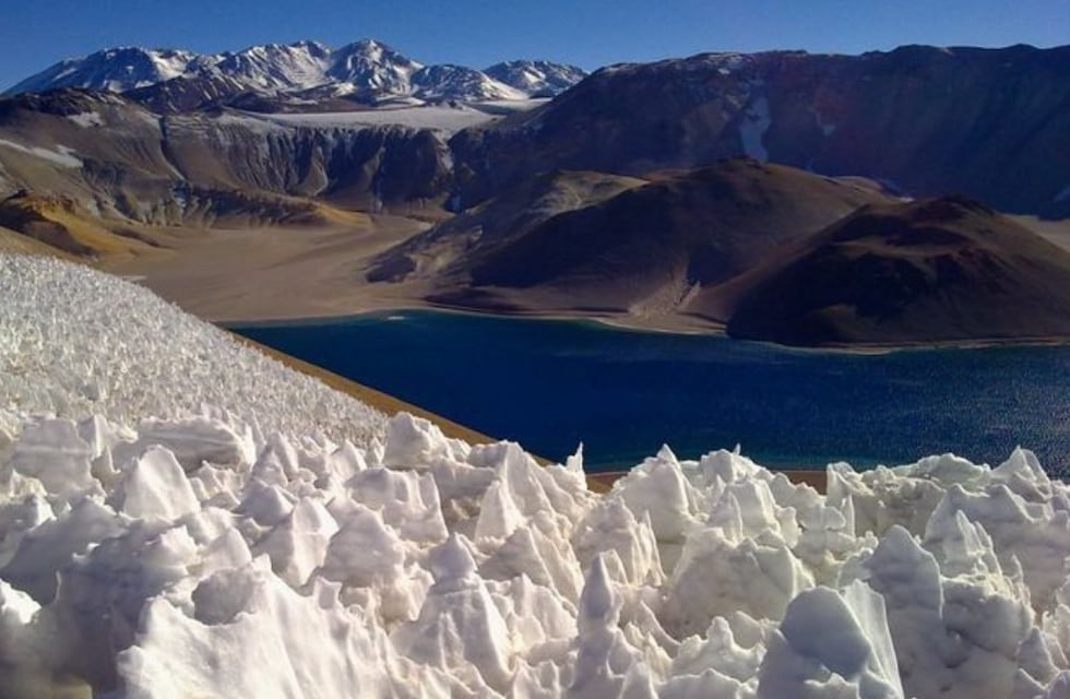 Una postal de ensueño: descubrí el lago más alto del mundo que emerge de un volcán en La Rioja