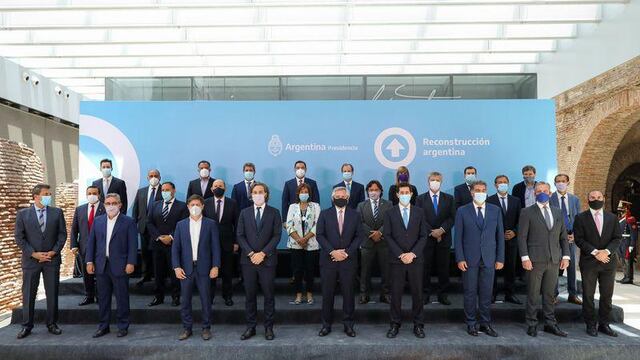 El presidente Alberto Fernández junto con los gobernadores en la firma del Consenso Fiscal. Foto Archivo.