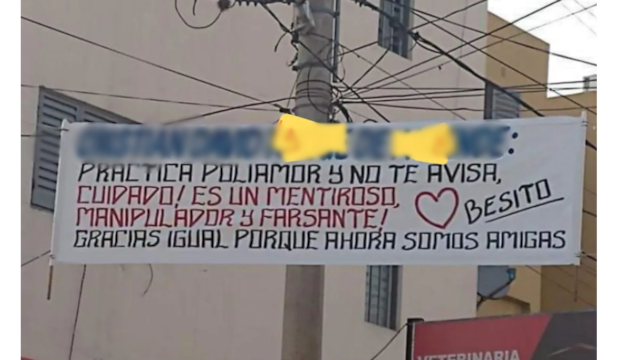 El pasacalles deja nombre y apellido del "poliamoroso".