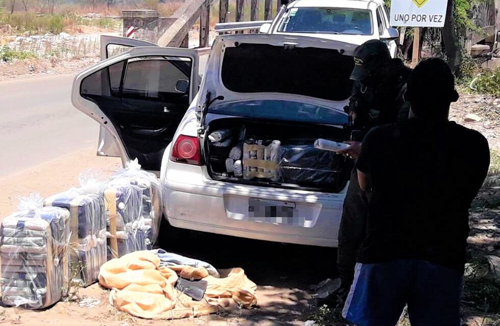 Todo mal: huyó, chocó... y llevaba 350 kilos de hojas de coca