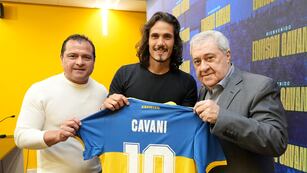 Cavani junto a Chelo Delgado y Jorge Amor Amel durante su presentación en La Bombonera (Foto: @BocaJrsOficial)