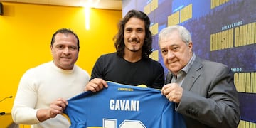 Cavani junto a Chelo Delgado y Jorge Amor Amel durante su presentación en La Bombonera (Foto: @BocaJrsOficial)