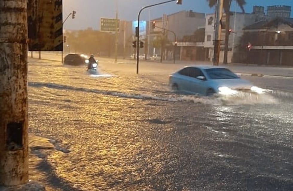 Intensas lluvias azotan a Corrientes: cómo está la ciudad en fotos y videos