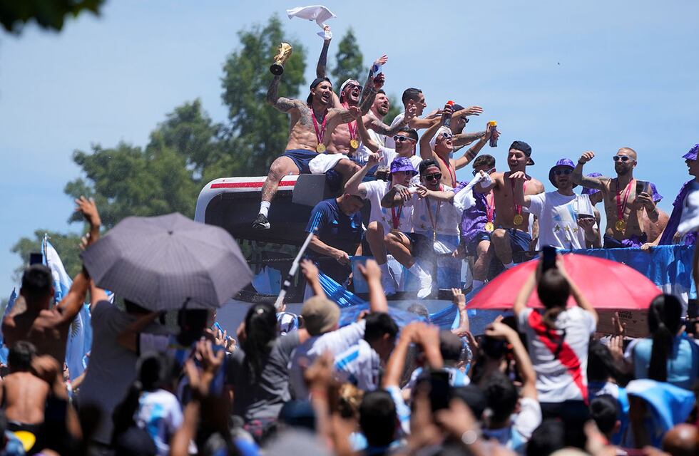 La caravana de la Selección terminó el recorrido en helicóptero y sobrevoló la Ciudad ante la mirada de millones