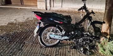 Denunció a un supermercadista chino por abuso sexual. Su moto apareció incendiada.