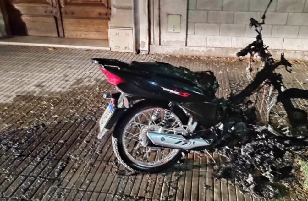 Bahía Blanca: una joven denunció abuso sexual, su moto apareció prendida fuego