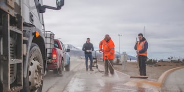 La Municipalidad de Ushuaia intensifica la limpieza de veredas para la primavera