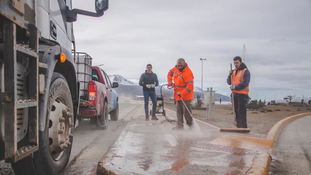 La Municipalidad de Ushuaia intensifica la limpieza de veredas para la primavera