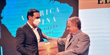 Eduardo Duhalde y Gustavo Valdés juntos. El encuentro tuvo lugar en el Nuevo Centro Administrativo de la ciudad de Corrientes.