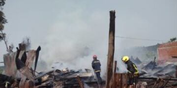 Incendio consumió completamente un aserradero en Panambí