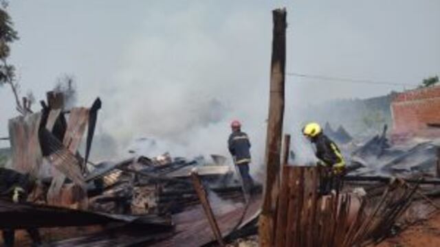 Incendio consumió completamente un aserradero en Panambí