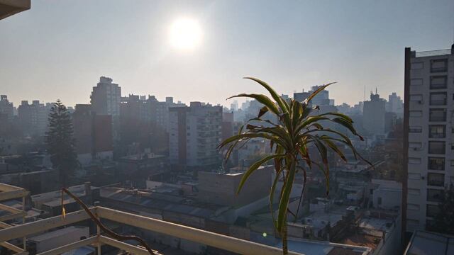 La ciudad amaneció con cielo despejado y visibilidad reducida.