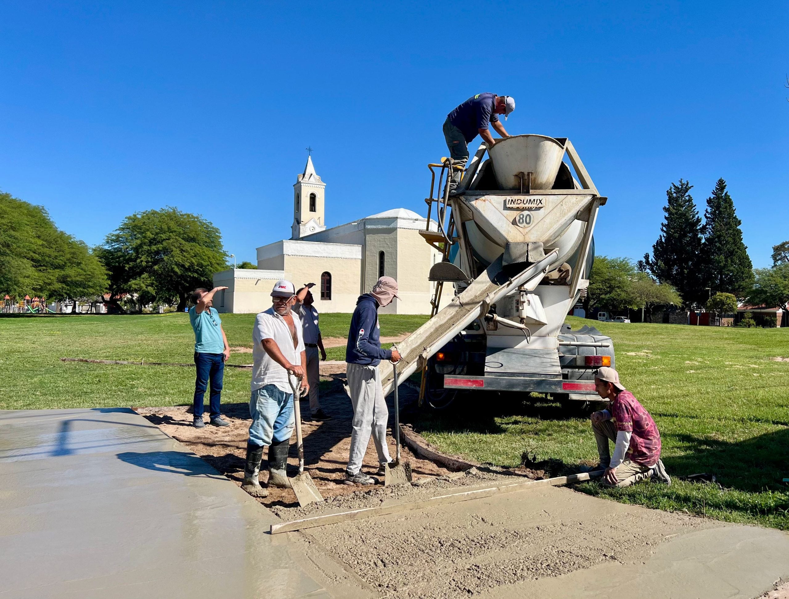 Comenzó la construcción de la vereda del paseo “Papa Francisco” en el Barrio La Villa