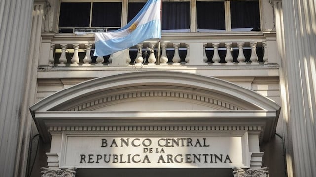 El Gobierno marcó de cerca al dólar para evitar un salto