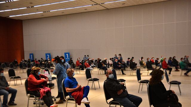 Sigue a ritmo sostenido la campaña de vacunación en Córdoba (Pedro Castillo).