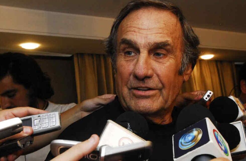 Carlos Reteumann no volvió a tener sangrado interno pero sigue en terapia intensiva