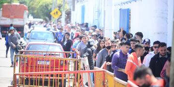Hinchas de Racing hacen largas filas en el Miguel Sancho para comprar entradas para la final. (José  Hernández /La Voz)