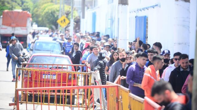 Hinchas de Racing hacen largas filas en el Miguel Sancho para comprar entradas para la final. (José  Hernández /La Voz)