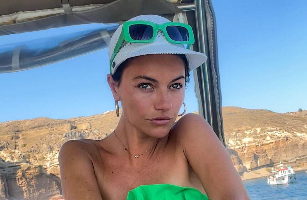 Desde Grecia y con bikini amarilla, Sofía “Jujuy” Jiménez brilló como el sol a orillas del mar