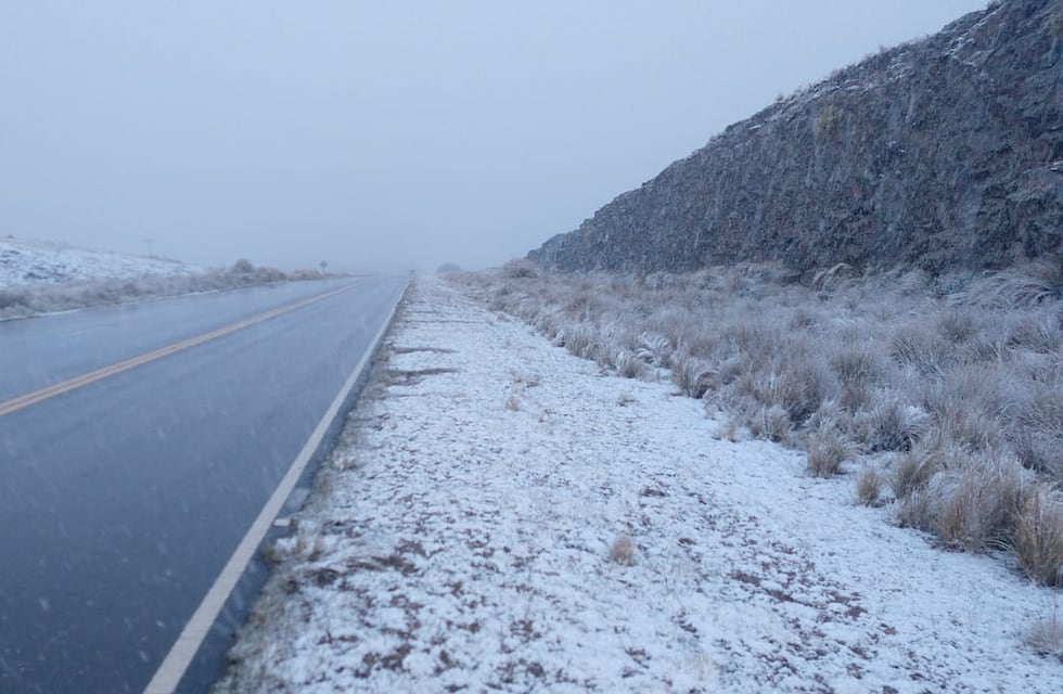 Nevó en las Altas Cumbres y piden circular con precaución