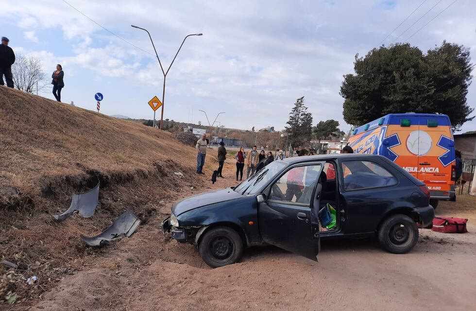 Accidente en Santa Cruz del Lago, un camión embistió a un auto