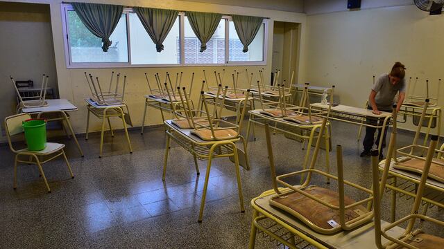 Primer día del paro docente en Córdoba por 48 horas. Las aulas vacías y las calles con gente reclamando por un salario justo.