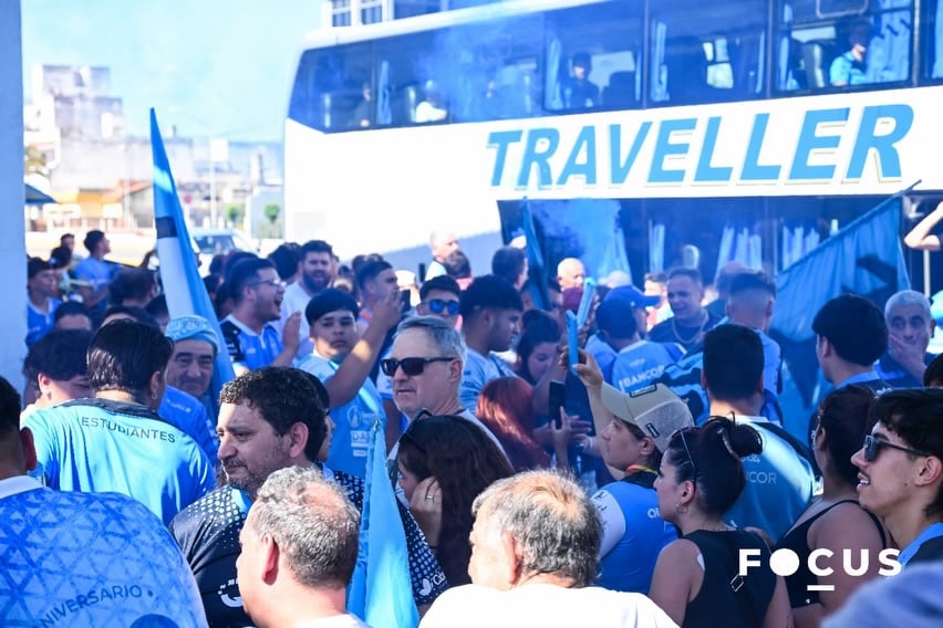 Los hinchas de Estudiantes (RC) despidieron al equipo con un banderazo, antes de la final por el ascenso. (Gentileza Prensa Estudiantes)