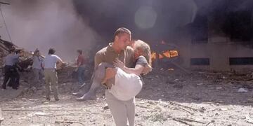 La icónica imagen que quedó grabada en la memoria de muchos del rescate de Bruce Willison a Lea Kovensky.