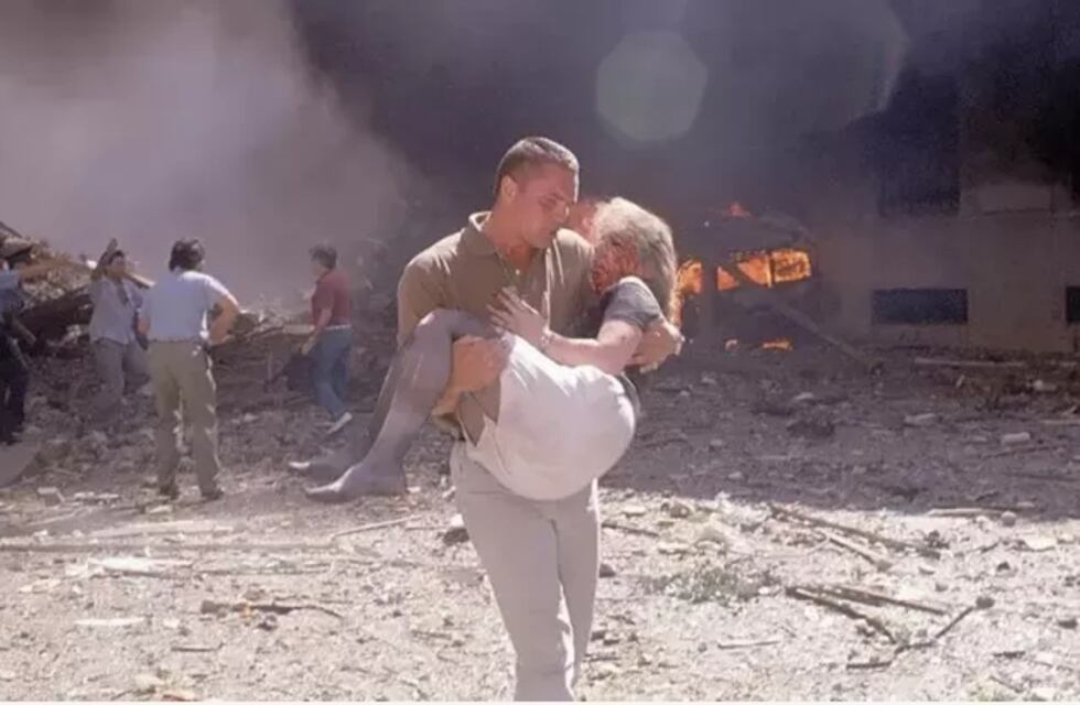 Atentado a la embajada de Israel: el reencuentro de la sobreviviente y el marine que la rescató, 30 años después