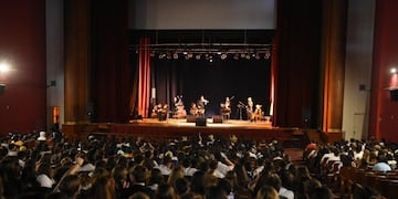 A teatro lleno, estudiantes secundarios vieron tango en el Cine Belgrano