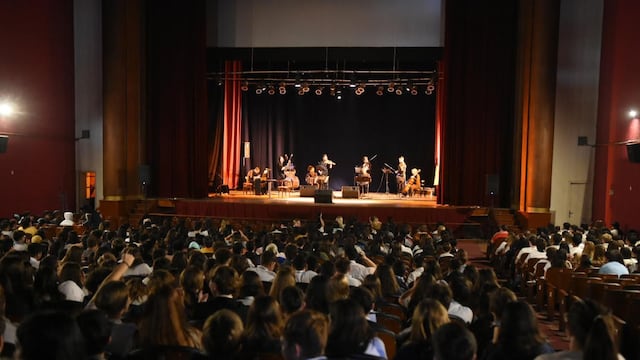 A teatro lleno, estudiantes secundarios vieron tango en el Cine Belgrano
