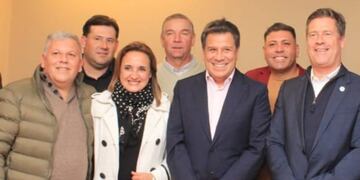 Gustavo Benedetti junto a intendentes y Facundo Manes