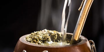 El mate es un fiel compañero en todos lados, pero esta pareja superó los límites en Córdoba.