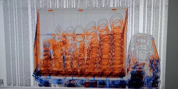 Incautan una millonaria carga de neumáticos de contrabando en Puerto Iguazú.