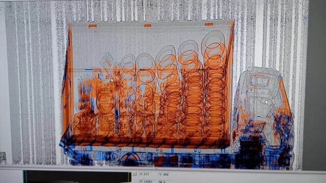 Incautan una millonaria carga de neumáticos de contrabando en Puerto Iguazú.