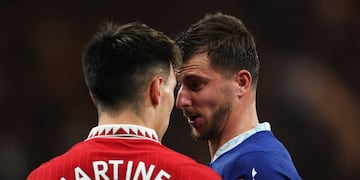 Lisandro Martínez se cruzó con Mason Mount en el duelo de su equipo ante el Chelsea. Foto: Getty