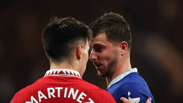 Lisandro Martínez se cruzó con Mason Mount en el duelo de su equipo ante el Chelsea. Foto: Getty