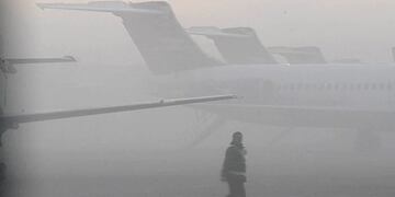 El Aeroparque de la Ciudad de Buenos Aires bajo niebla.
