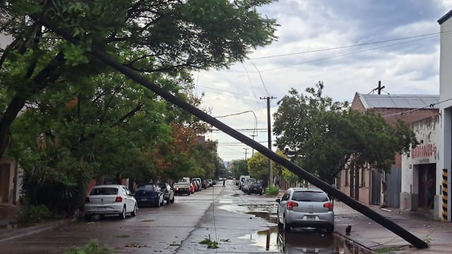 Un poste de luz se precipitó en barrio General Bustos.